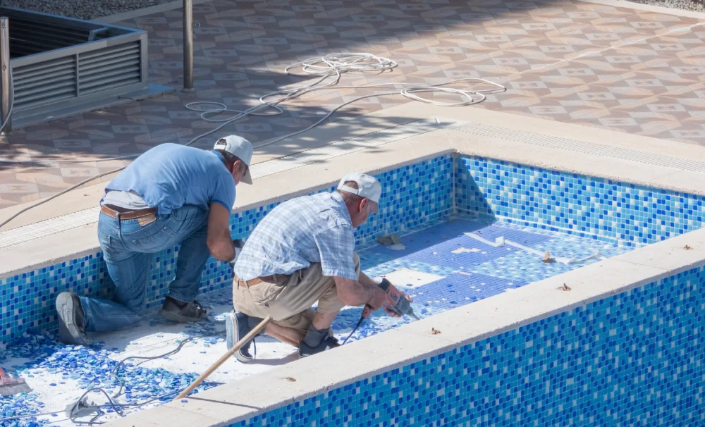 Poolumrandung und Einbindung in den Außenbereich
