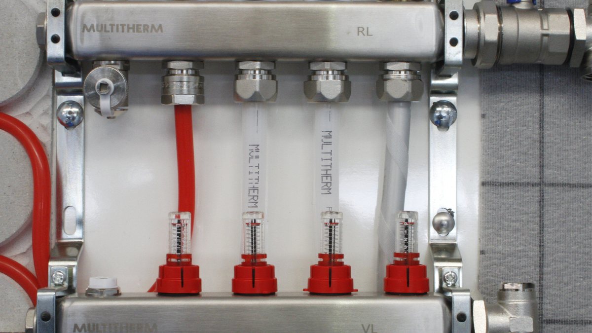 Heizkreisverteiler einer Fußbodenheizung mit Durchflussmessern für den hydraulischen Abgleich